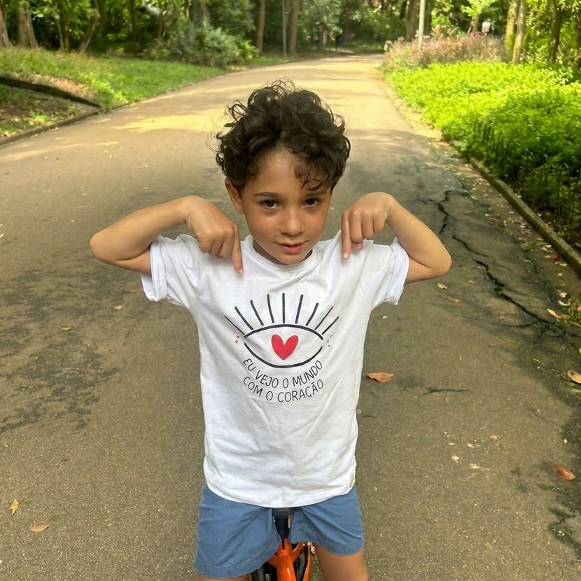 Camiseta "Eu vejo o mundo com o coração"