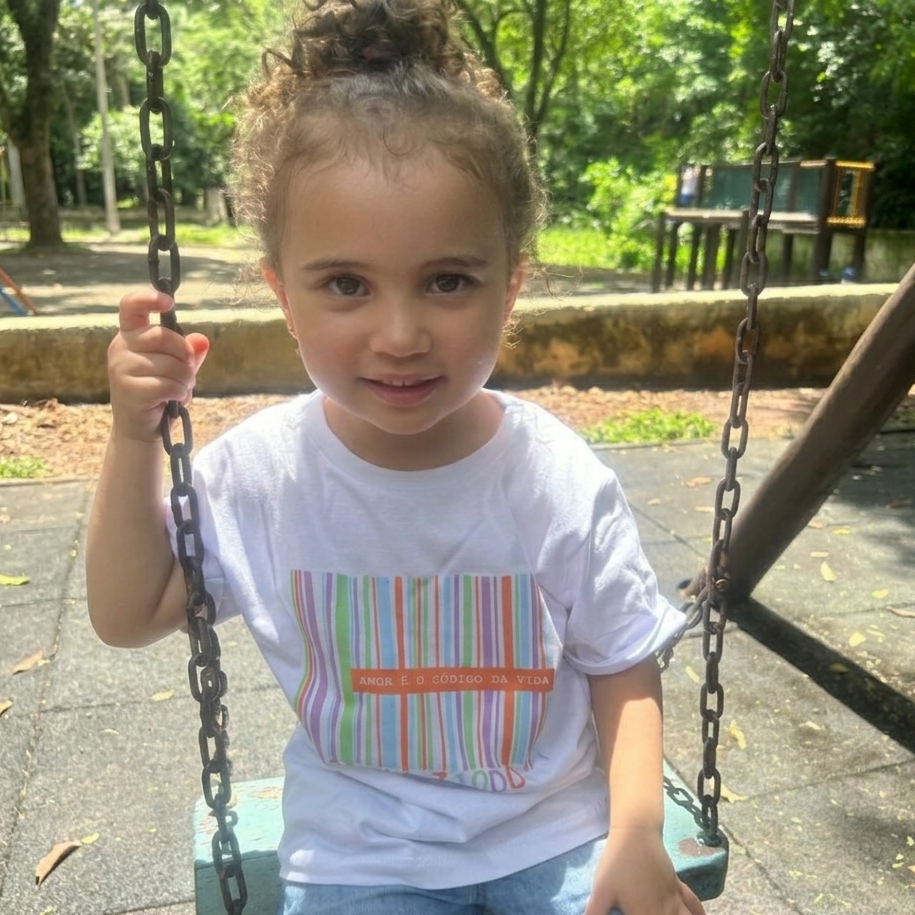 Camiseta "Amor é o código da vida" - versão colorida