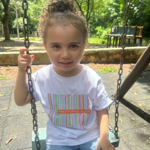 Camiseta "Amor é o código da vida" - versão colorida